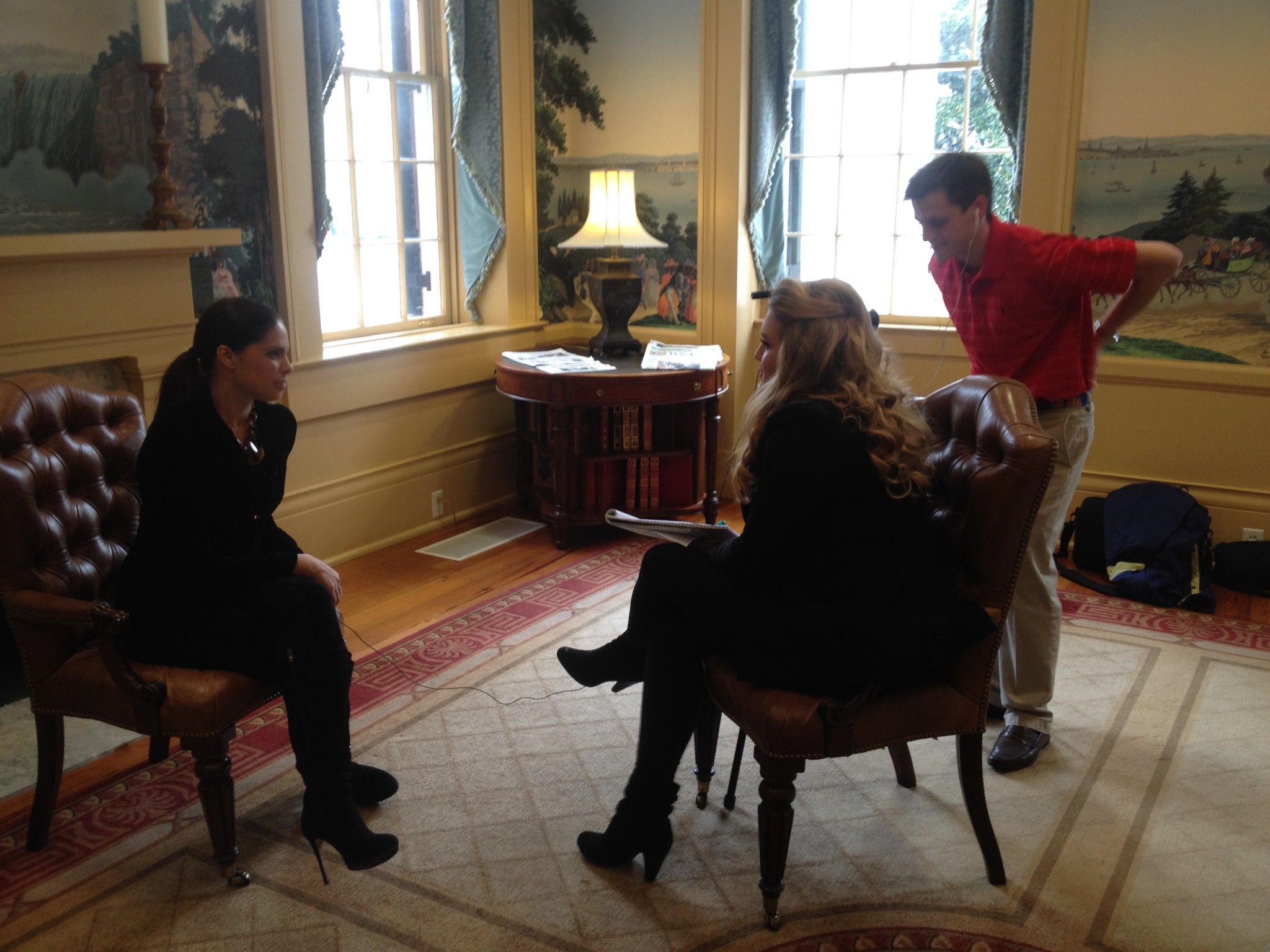 Journalism students John Monteith (standing) and Brittani Acuff (seated) interview Soledad O'Brien for Newswatch 99