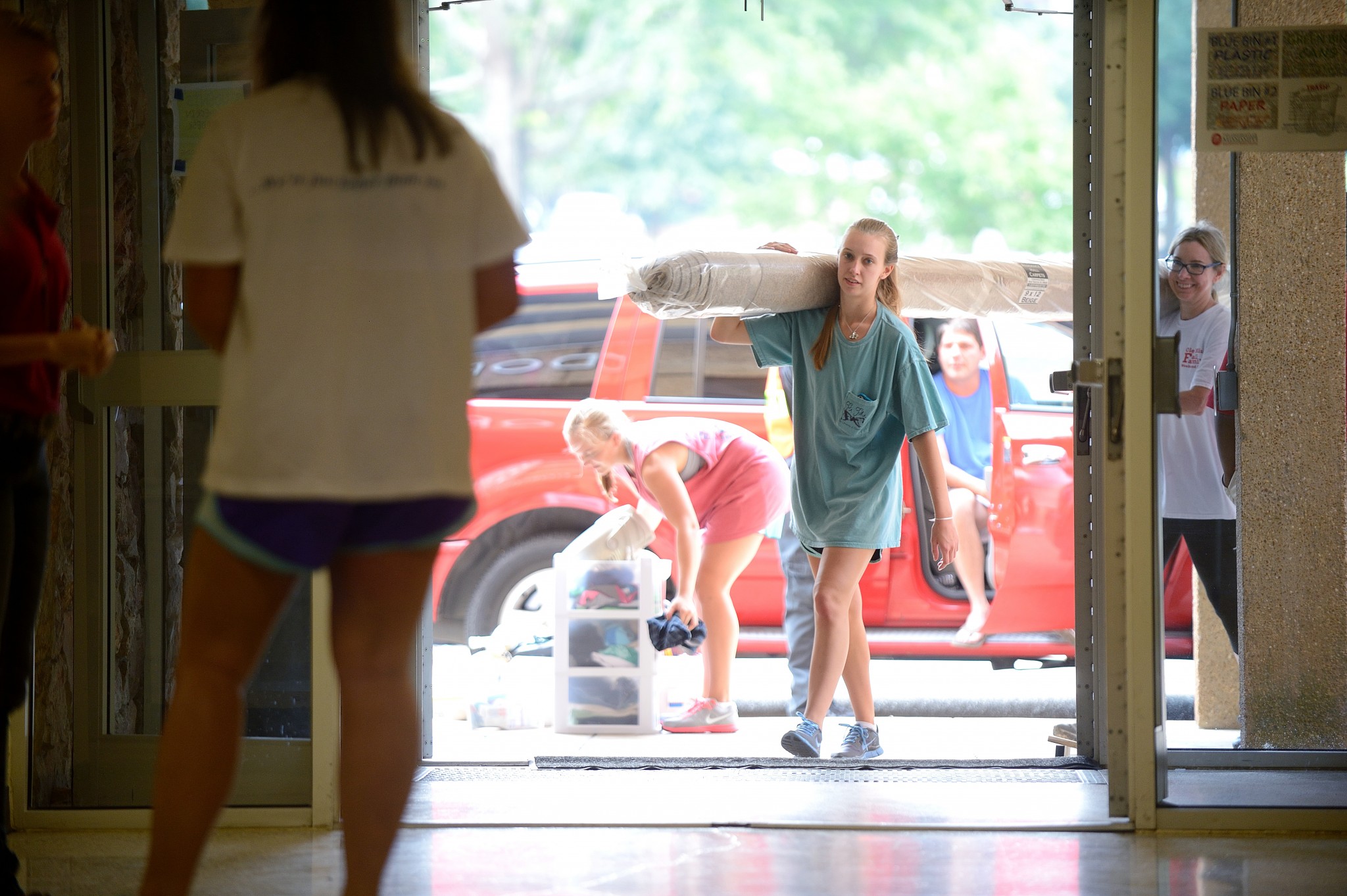 Students move into their residence halls at the University of Mississippi. Photo by Lindsey Abernathy. 