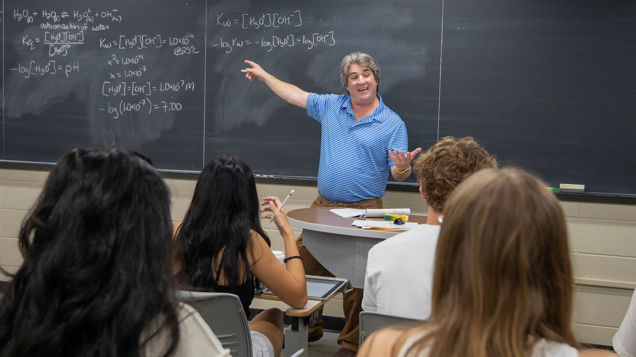 Jason Ritchie, associate professor of chemistry and biochemistry, leads a freshman chemistry class in Coulter Hall. Ritchie is the 2023 recipient of the university’s Elsie M. Hood Outstanding Teacher Award. Photo by Srijita Chattopadhyay/Ole Miss Digital Imaging Services